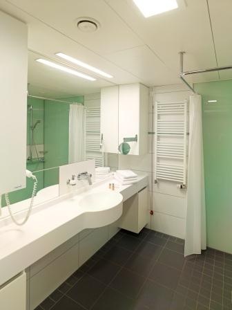 Bad mit bodengleicher Dusche, barrierefrei – wie ein Hotelbad (Foto: Jörg...