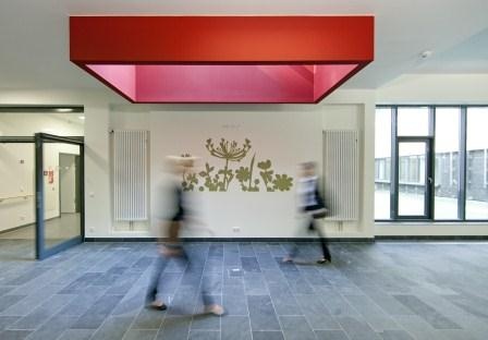 Ein zeitgemäßes warmes Ambiente, das die christlich-humanistische Ausrichtung...