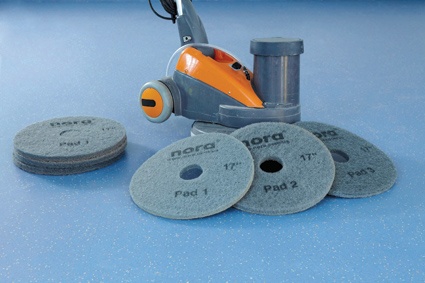 Perfekte Hygiene nur mit Wasser: nora Diamantpads reinigen ganz ohne Chemie...