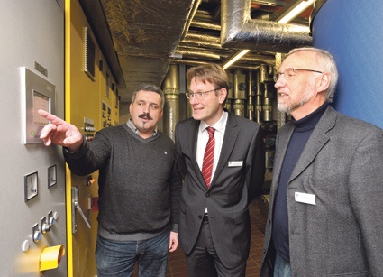 Thomas Menzel, Fachhandwerksbetrieb Erich Bender, erläutert Dr. PH Christoph...