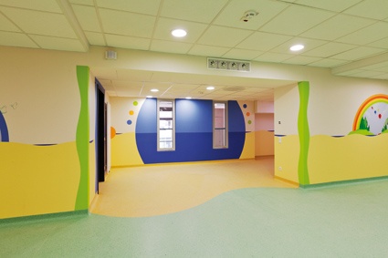 Die neue, farbenfroh gestaltete Kinderklinik des Marienhaus Klinikums St....