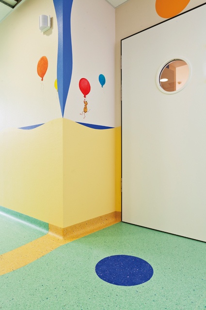 Die neue, farbenfroh gestaltete Kinderklinik des Marienhaus Klinikums St....