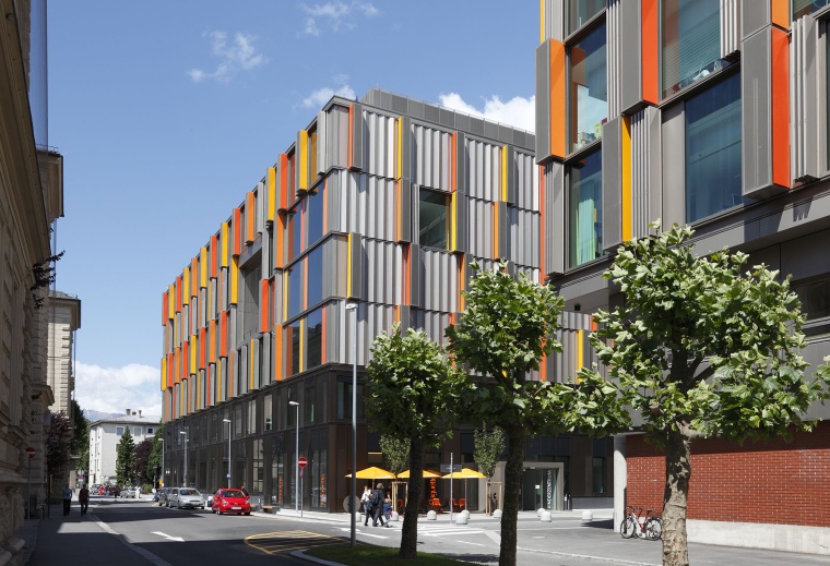 Gebäudeübersicht von Südosten. Das Kinder- und Herzzentrum der Universität...