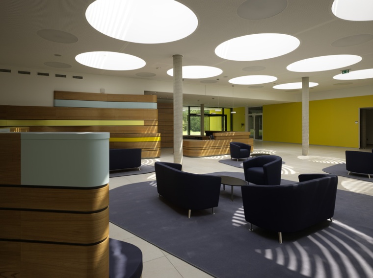 Tageslicht sowie beruhigende Grün- und Gelbtöne verleihen den Wartebereichen...