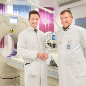 Der Kardiologe Prof. Dr. Stefan Möhlenkamp (links) und der Radiologe Dr. Hans...