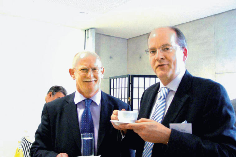 v.l.n.r.: Dr. Robin Wilson, Nottingham, mit Prof. Dr. Thomas Vogl, Direktor des...