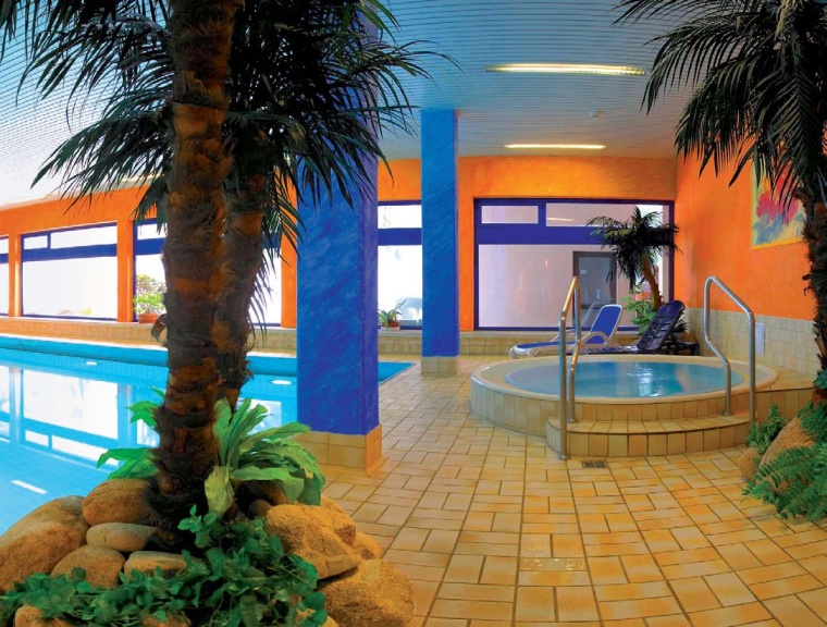 In Unterwasser-Massagebecken oder Whirlpools entstehen infolge der Wasserwirbel...