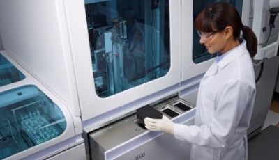 Das neue cobas-6800-System im Einsatz (Abb.: Roche).