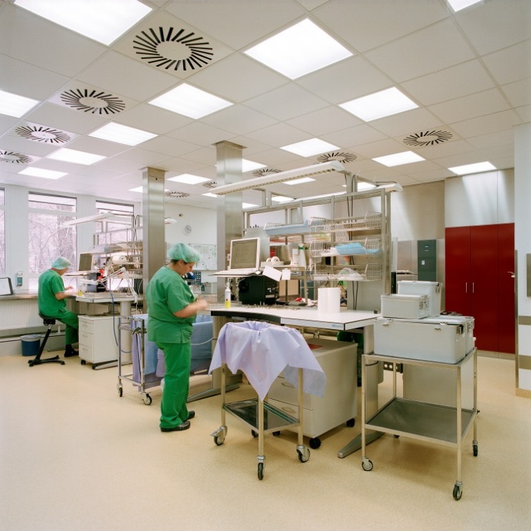 Beispiel Zentralsterilisation, Packbereich (Foto: HWP/Peter Horn).