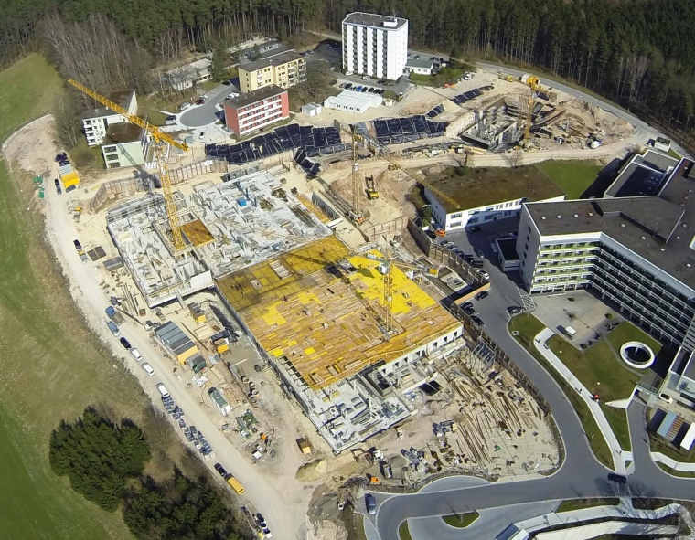 Green Hospital Klinikum Lichtenfels: Luftaufnahme der Baustelle (Foto: Schuster...