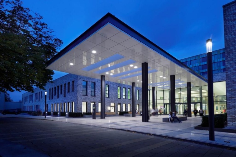 Die lichtdurchflutete Eingangshalle des Klinikums Siloah-Oststadt-Heidehaus ist...