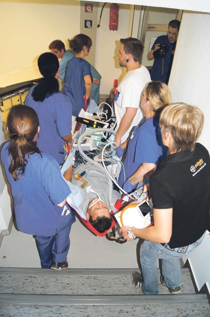 Rettung eines Intensivpatienten mit vollem medizinischen Equipment.