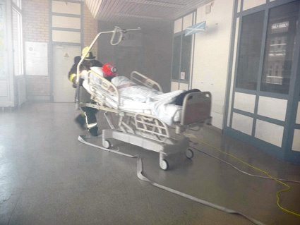 Rauchentwicklung und Bettentransport mit Hindernissen - Feuerwehrschläuche...