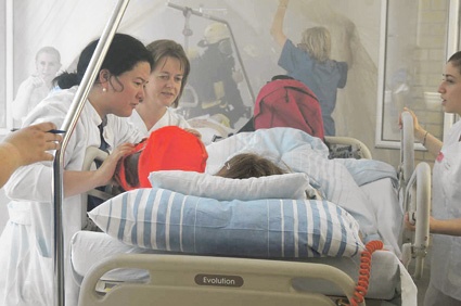 Übergabe der Patienten an der Grenze des Brandabschnittes von der Feuerwehr an...