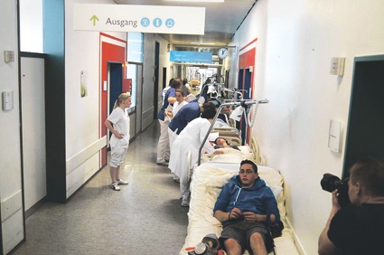 Im Krankenhausflur drängen sich die Betten kurz nach der Rettung aus dem...