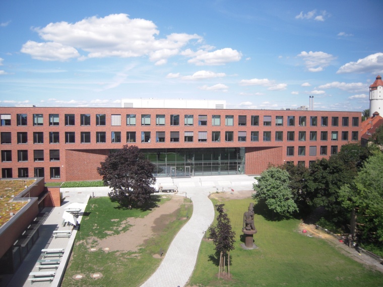 Im Zentrum des neuen Labor- und Bürogebäudes liegt das Hochsicherheitslabor...