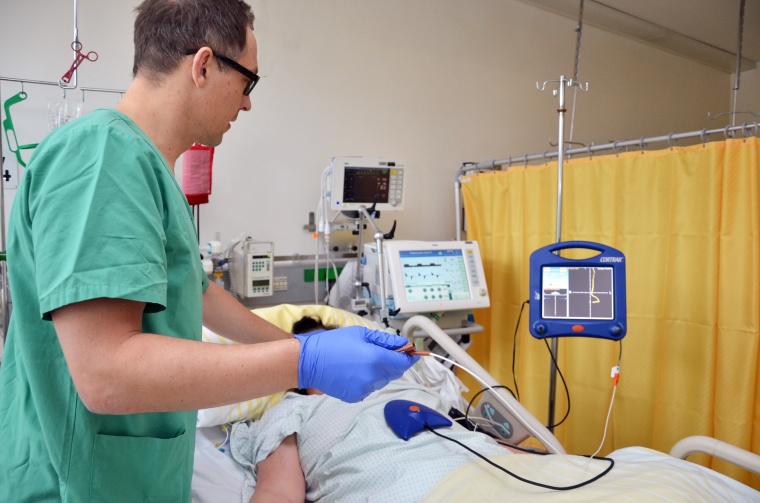 Abb. 1: Die Anlage der Ernährungssonde (Cortrak-Sonde) erfolgt bettseitig mit...