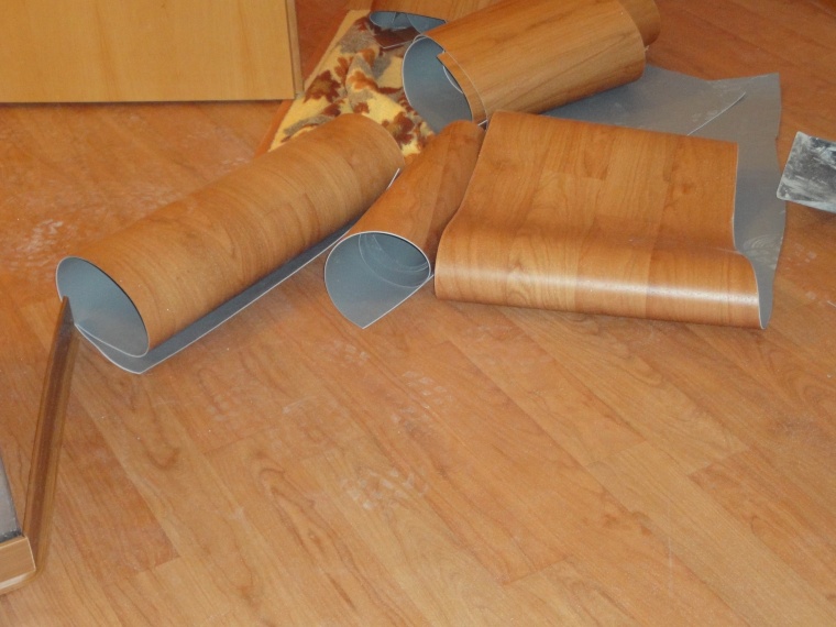 Designbodenverlegung im Pflegeheim: Sieht aus wie Holz, ist aber Vinyl. Foto:...