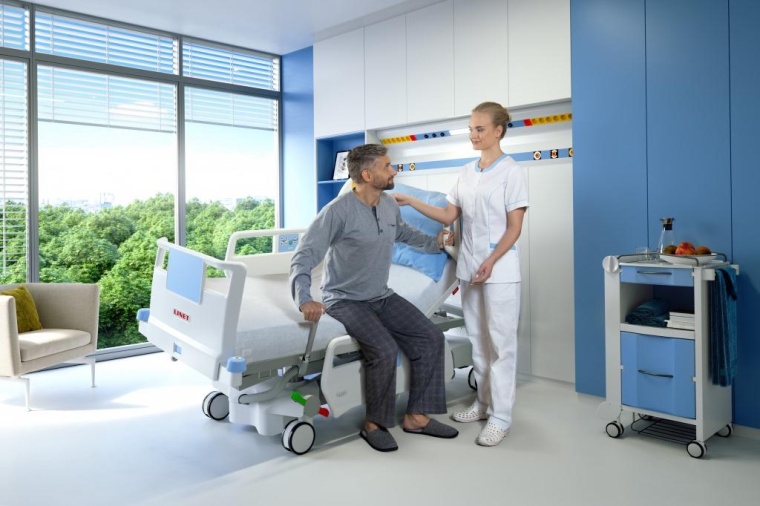 Über den neuen und einzigartigen Mobi-Lift-Griff kann das Bett vom Patienten...