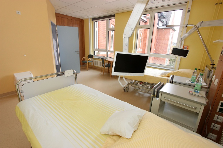 Sanierung von Patientenzimmern: Alle Betten haben einen eigenen Fernseher, der...