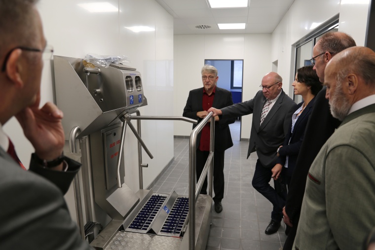 Ralf Gier (2.v.l.) erklärt Landrat Wolfgang Schuster (3.v.l.) und den weiteren...