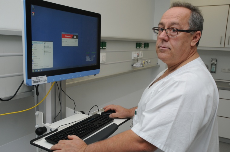 Über die stationären Rechner in den IMC-Zimmern hat Stationsleiter Marek...