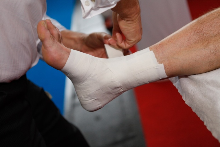 Abb. 3c: Die Spezialfolien werden mit einem kompakten Tapeverband fixiert.