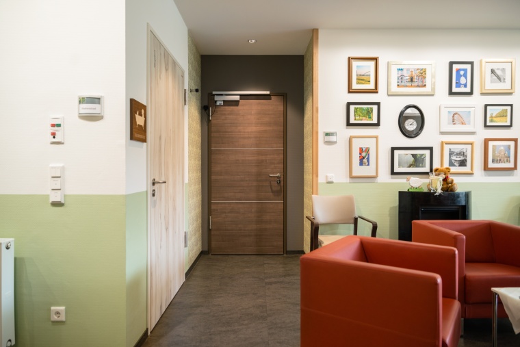 Jeld-Wen-Innentüren unterschiedlichster Modellreihen dienen der Orientierung.