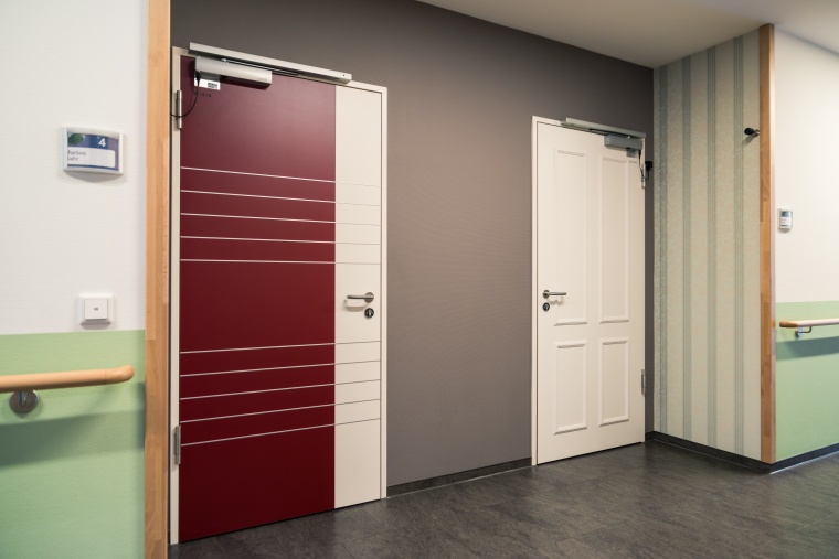 Analog zur Farbigkeit des Interieurs wurde die Tür (links) nach den Vorgaben...