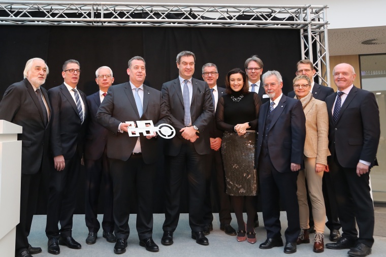 Stephan Holzinger hält den symbolischen Schlüssel für den neuen...