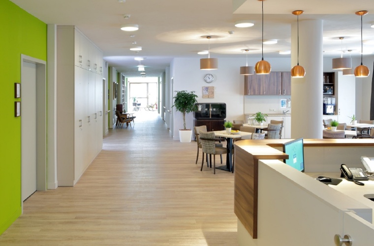 Helle Umgebungen und ausreichend Licht spielen bei Senioren im Alltag eine...