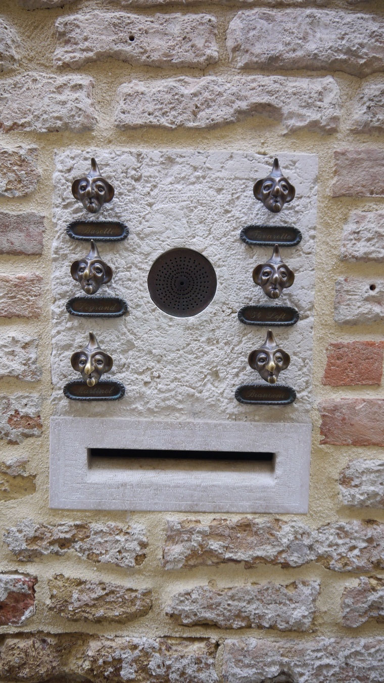 In Stein gefertigte Briefkastenanlage mit Klingelknöpfen und Sprechanlage....