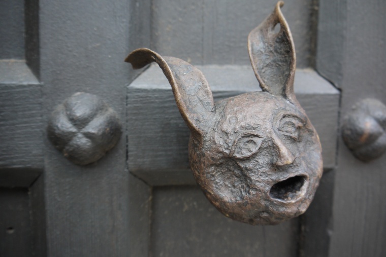 Venezianisch geprägte Maskenform, die mit selten gewordenen Zugschaltern den...