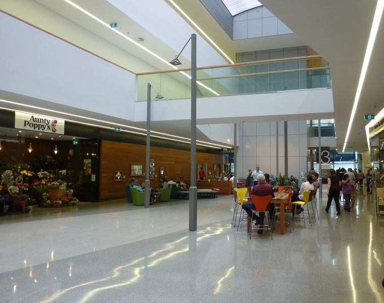 Spiegelnde und reflektierende Oberflächen werden als Wasser und Fußmatten im...