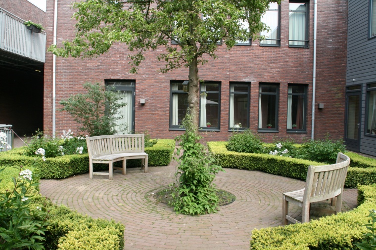 Für Menschen mit Demenz ist es hilfreich, die Hauptwege als Rund- weg zu...