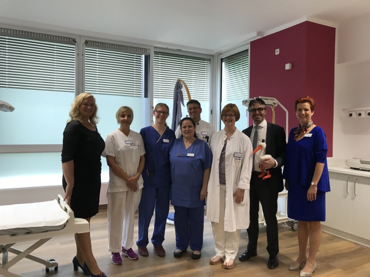 (v.l.n.r.): Pflegedirektorin S. Brase, Stationsleiterin A. Jäger, Leitende...