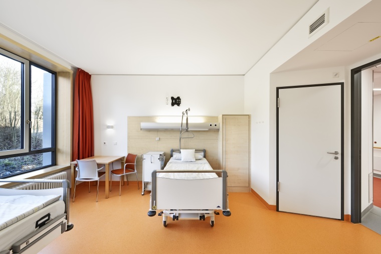 Alle Pflegezimmer orientieren sich zum Landschaftsraum und bieten Ausblicke in...