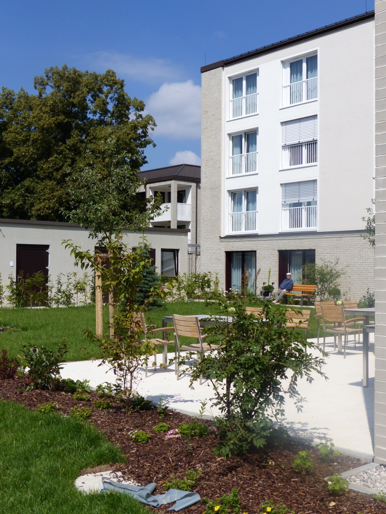 Eine Rosenlaube zwischen Pflegeheim und Betreutem Wohnen ist wichtiger...