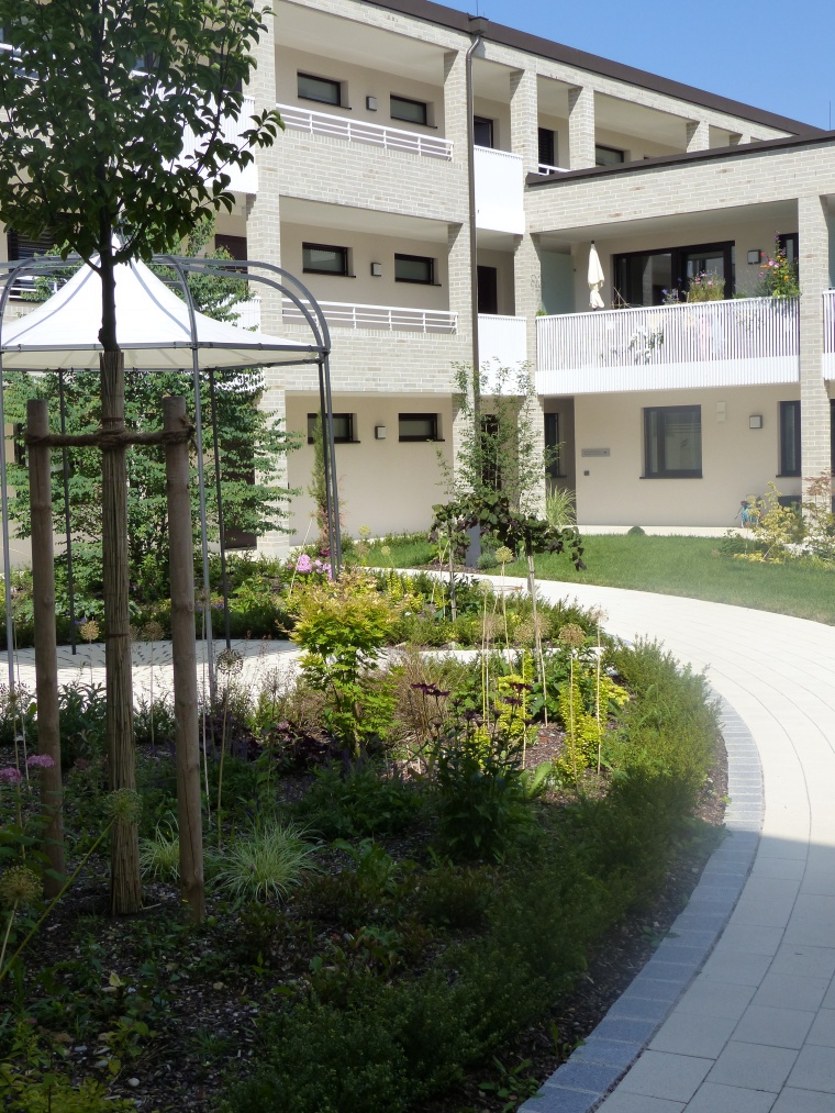 Die Parkanlagen sind mit einem öffentlichen Wegenetz durchzogen. Auch eine...