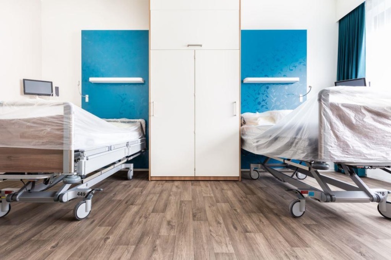 Moderne Patientenzimmer mit Wohlfühlfaktor durch eine ansprechende...