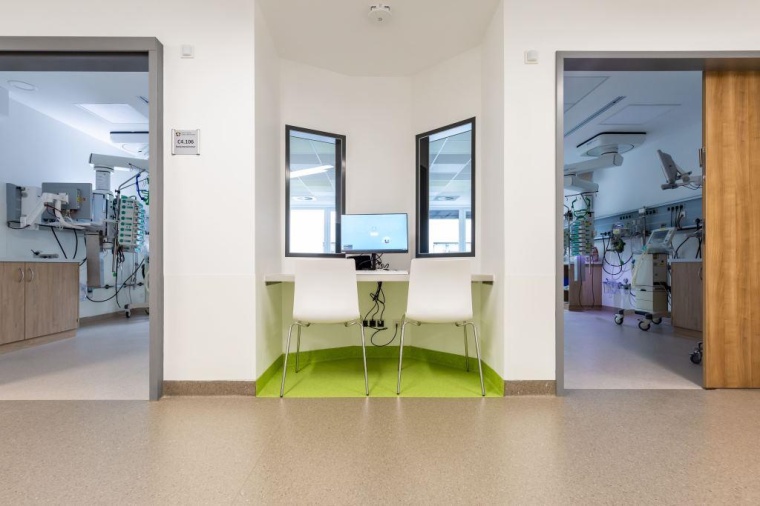 Die Nassräume der Intensivstation sind mit dem rutschhemmenden Bodenbelag...