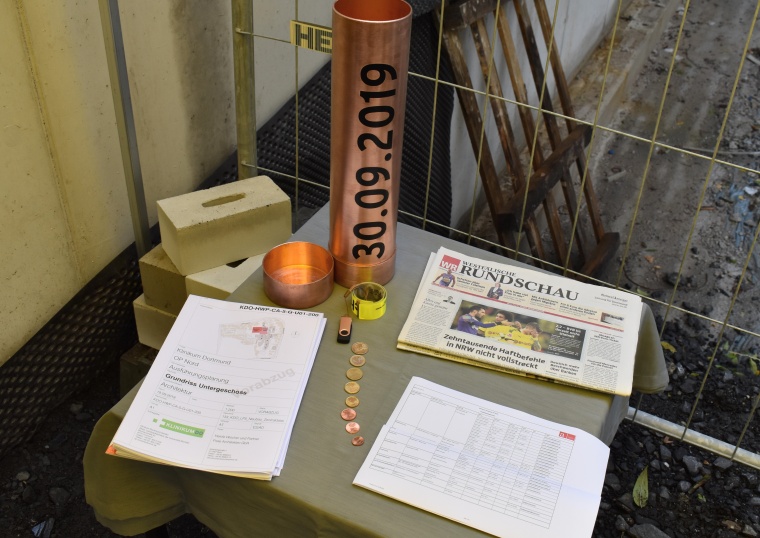 Dokumentenrolle aus Kupfer u.a. mit Tageszeitung, Münzen und Bauplänen