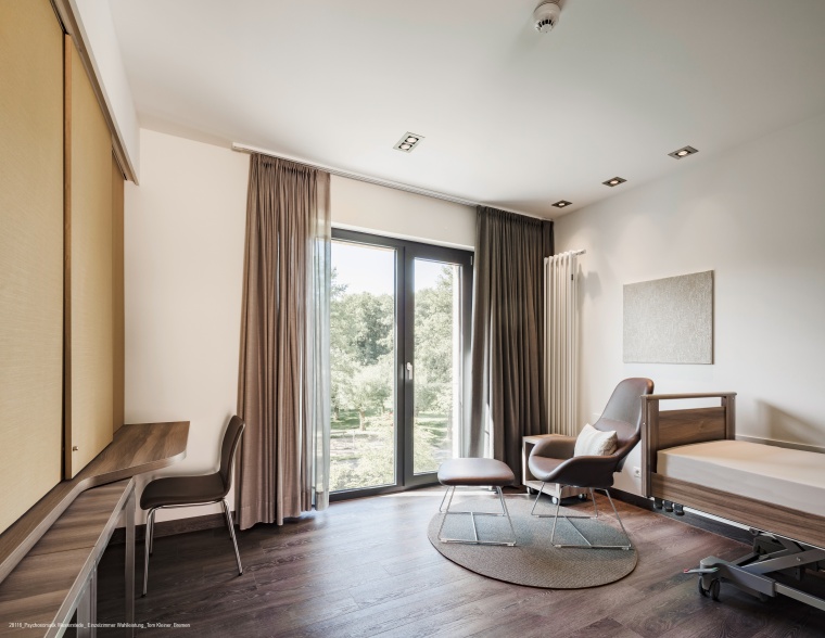 Der Bereich der Wahlleistung verfügt über drei Einbettzimmer, ein...