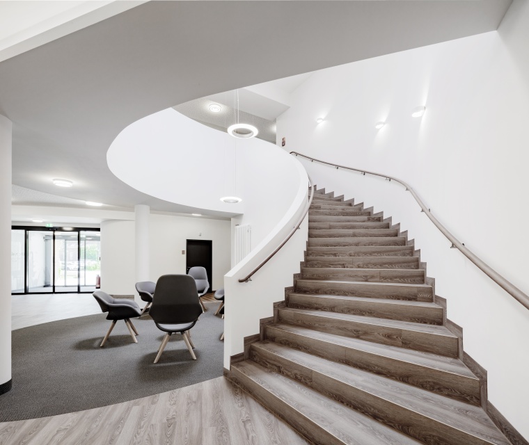 Die offen gestalteten Aufenthaltsbereiche laden zum Verweilen ein und gewähren...