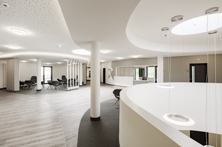 Das Foyer im Obergeschoss der Klinik