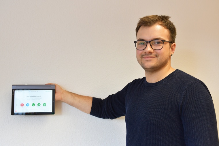 Tobias Becker mit einem Modell seines Multimedia-Terminals