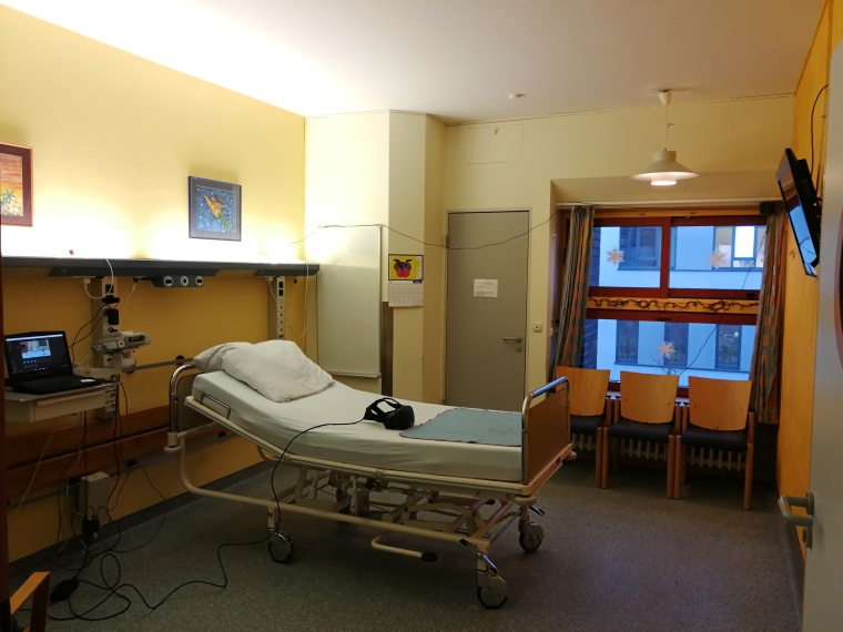 Farbforschung im Kontext: Der Proband erfährt unterschiedliche...