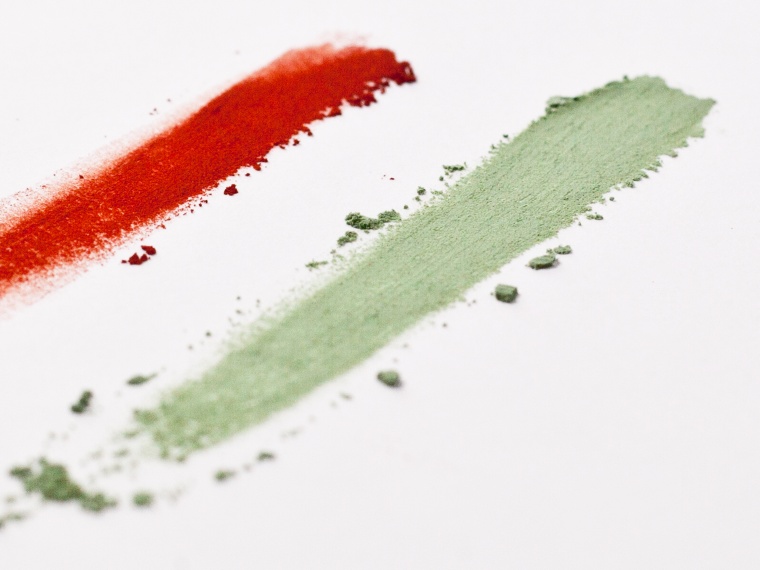 Mit traditionellen Prozessen werden bei Farbenmühle die Pigmente auf Kugel-...