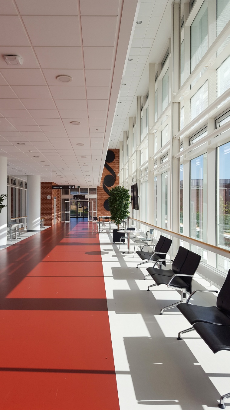 Das weitläufige Gelände wird durch übersichtlich gestaltete Verbindungswege...