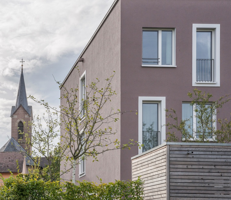 Das Caritas-Seniorenheim St. Nikolaus nimmt die brombeerfarbenen Töne des...